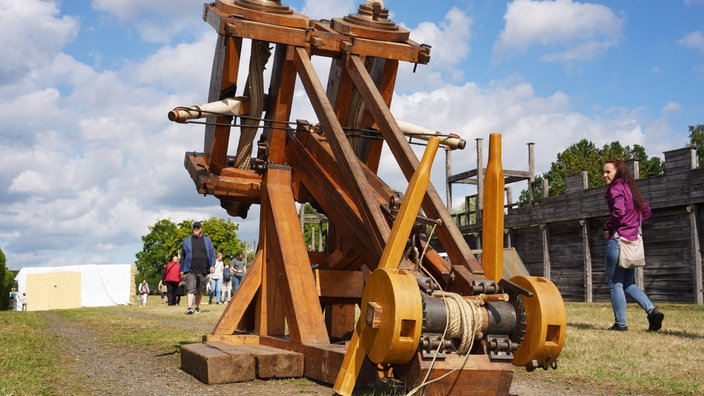 Anlässlich der Römertage in Haltern steht ein Katapult auf dem Platz. 