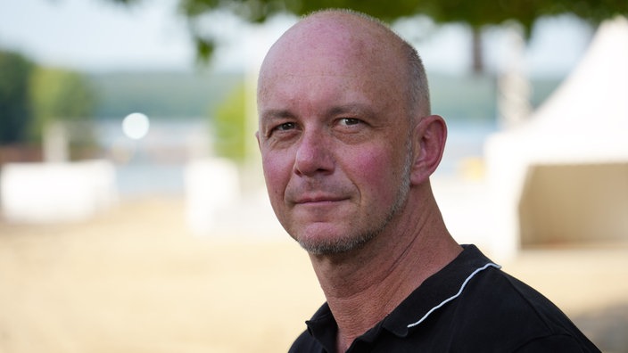 Christian Zehren steht vor dem Festival-Gelände