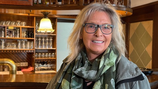 Claudia Meister vor dem Bartresen 
