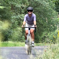 Eine Frau fährt auf einem Rennrad. 