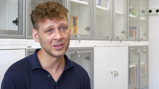Dr. Ansgar Koechel schaut in die Kamera.
