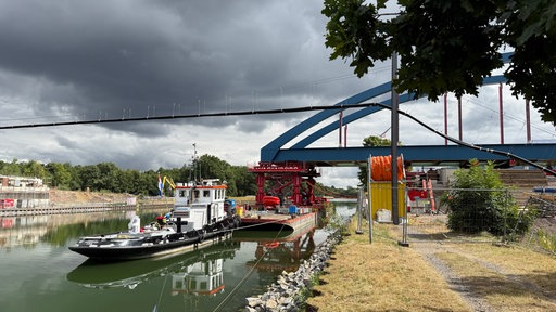 Die Brücke wird über den Rhein-Herne-Kanal geschoben.