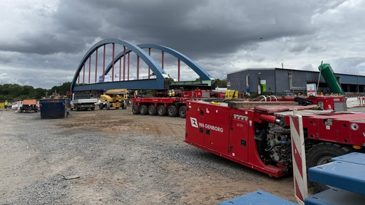 Die neue Brücke, die über den Rhein-Herne-Kanal geschoben wird.