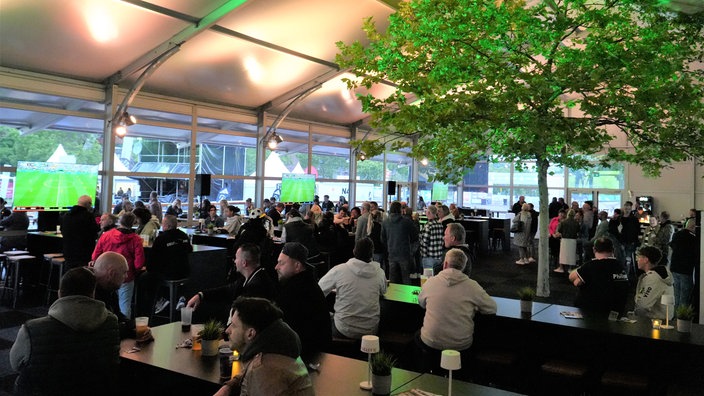 Fußballfans beim Public Viewing im Zelt auf dem Zechengelände in Herten