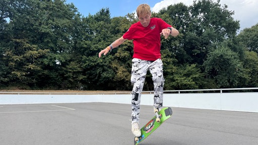 Guenter Mokulys auf seinem Board