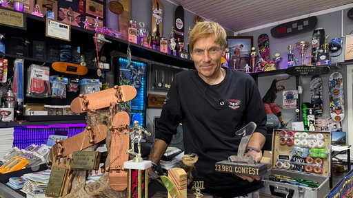 Guenter Mokulys und seine Pokale