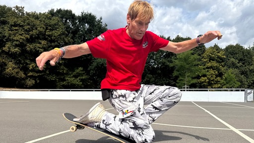 Guenter Mokulys auf seinem Board