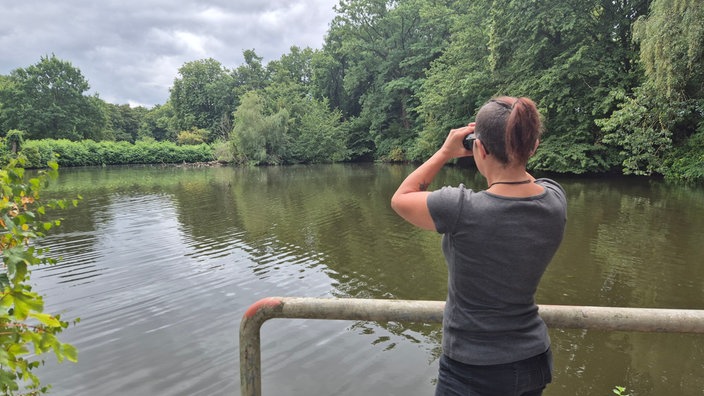 Rebekka Koenig kontrolliert den Teich.