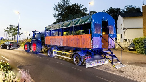 Ein Planwagen steht am Seitenrand