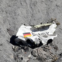 Ein Teil des Wracks liegt an einem steinigen Abhang 