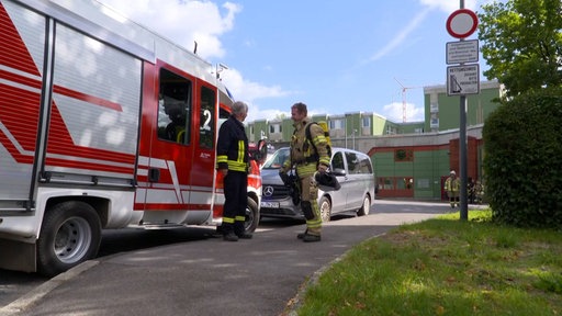 Feuerwehrleute vor Justizvollzugsanstalt Krankenhaus