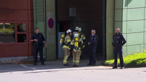 Feuerwehrleute und Justizbeamte vor Justiz Krankenhaus