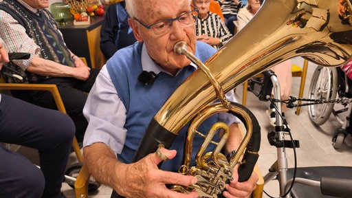 Christoph Krause mit seinem Bass-Bariton-Horn.