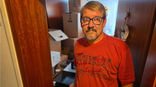 LEG-Mieter Michael Werth vor Umzugskartons in seiner Wohnung in Bergkamen.