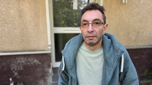 LEG-Mieter Ramazan Demir vor einem Haus des Immobilien-Unternehmens in Bergkamen.