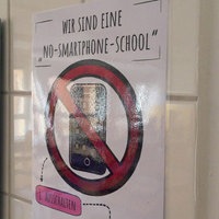 Ausdruck in Folie, durchgestrichenes Smartphone mit der Aufschrift "Wir sind eine No-Smartphone-Schule"