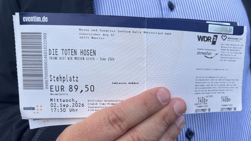 Benjamin Schmidt hält die gefälschten Konzertkarten in seiner Hand