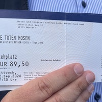 Benjamin Schmidt hält die gefälschten Konzertkarten in seiner Hand