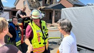 Die Mitarbeiterinnen des Ordnungsamts danken den Kollegen der Freiwilligen Feuerwehr in Werne.