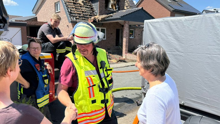 Die Mitarbeiterinnen des Ordnungsamts danken den Kollegen der Freiwilligen Feuerwehr in Werne.