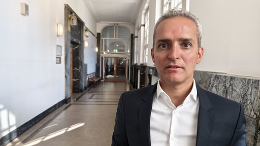 Pressesprecher Manuel Zdarta blickt in die Kamera. 