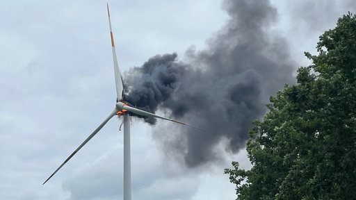 In Bönen brennt ein Windrad. Aus dem Motor steigt dichter Rauch auf.