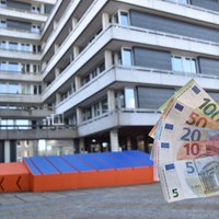Kreishaus des Ennepe-Ruhr-Kreises in Schwelm mit Geldscheinen im Vordergrund
