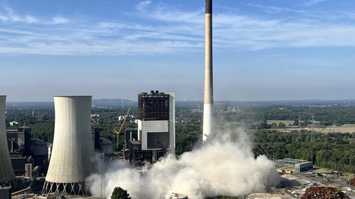 Kühlturm in Kraftwerk Gelsenkirchen-Scholven gesprengt