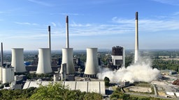 Kühlturm in Kraftwerk Gelsenkirchen-Scholven gesprengt