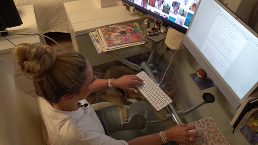 Justine Ahlers sitzt vor ihrem Computer
