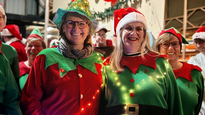 Verkleidete Personen in Weihnachtskostüm 