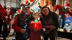 Dreiköpfige Familie in weihnachtlichem Elch-Kostüm