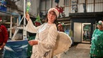 Frau in Engelskostüm