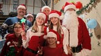 Lächelnde Gruppe in Weihnachtskostüm