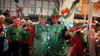 Mann und Frau in Weihnachtskostüm-Duo als Weihnachtsbaum