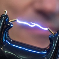 Ein Mann hält einen Elektroschocker in der Hand