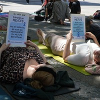 Zwei Demonstrantinnen liegen auf dem Boden