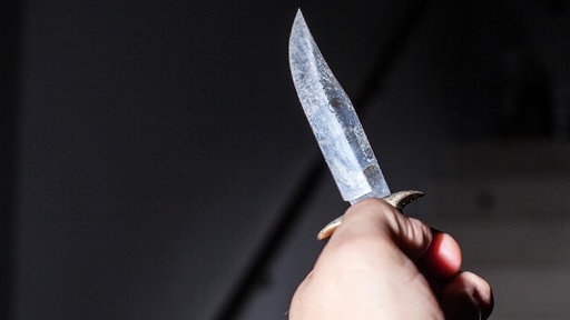Symbolbild: Eine Hand, die ein Messer hält