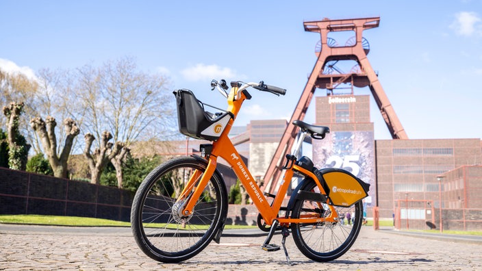 Auf dem Bild sind zwei Leihfahrräder des Anbieters Donkey Republic vor der Zeche Zollverein in Essen zu sehen.