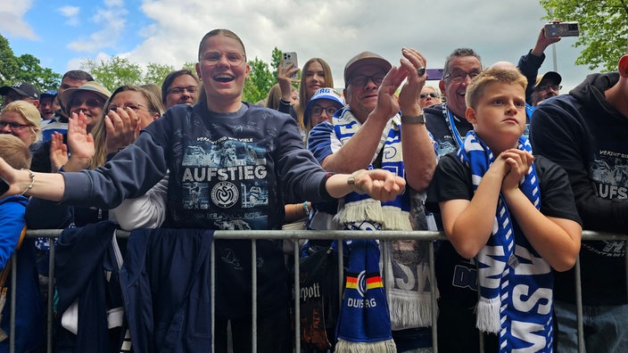 Fans feiern den Aufsteig des MSV Duisburg