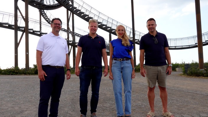 Jochen Taczkowski, Sebastian Paradis, Diana Leenen und Hrvoje Vlaovic stehen gemeinsam vor der begehbaren Skulptur Tiger & Turtle in Duisburg.