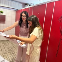 Zwei Mädchen halten Stickerbogen in der Hand