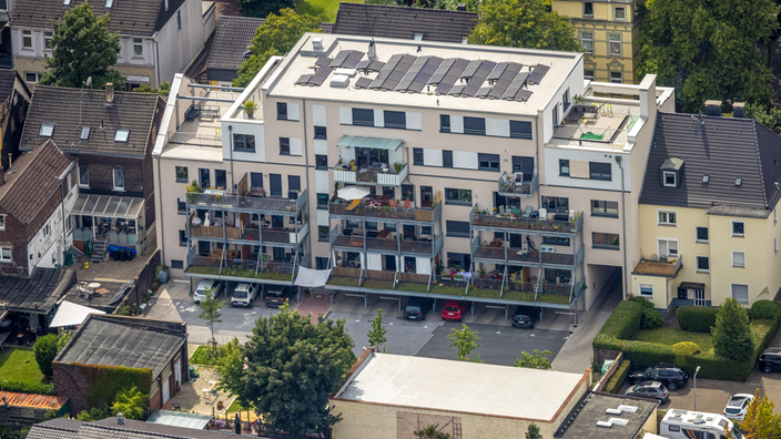 Ein modernisiertes Wohngebäude mit Solarzellen auf dem Dach in Dortmund