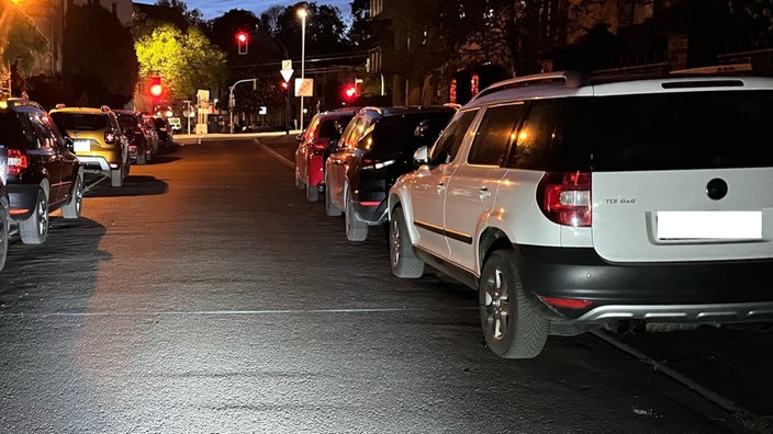 Über eine Straße in Mülheim ist eine dünne Schnur als Stolperfalle gespannt.