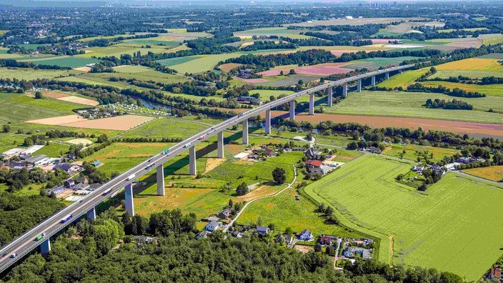 Autobahn über die Ruhr im Frühsommer