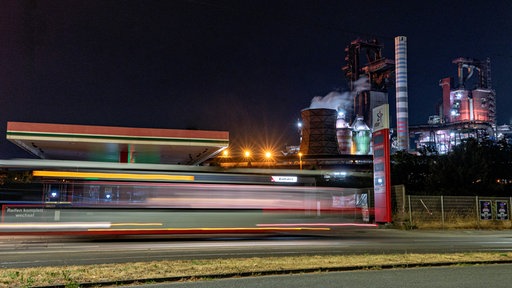 Straßenbahn fährt vorbei an Tankstelle