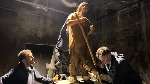 Arbeiter bauen den Neandertaler im Ruhrmuseum auf