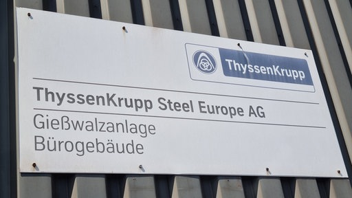 Das Bild zeigt ein Hinweisschild der neuen Gießanlage.