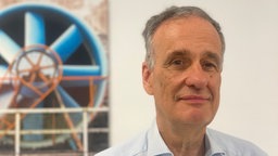 Portrait von Norbert Scherbaum, Leiter der Kliniken für Psychiatrie und Psychotherapie am LVR-Universitätsklinikum