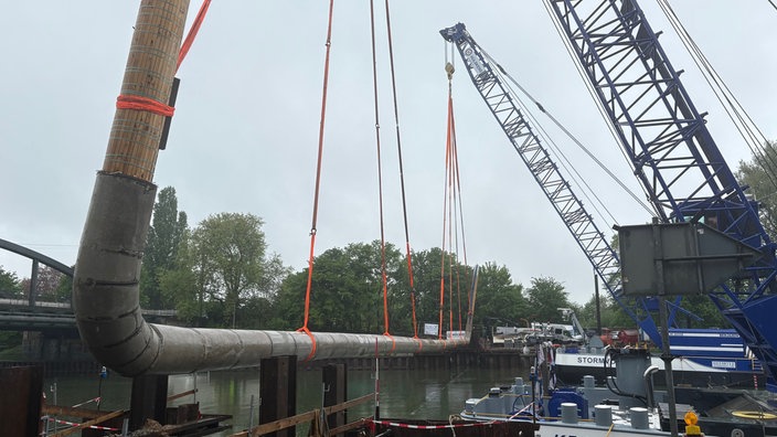 Wasserleitung schwebt über dem Rhein-Herne-Kanal, gehalten von zwei Kränen. 